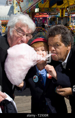 Die Krankies abgebildet mit Frank Carson essen Zuckerwatte auf der Central Pier in Blackpool. Der veteran Komiker und Entertainer waren die Förderung ihrer bevorstehenden zeigen die besten britischen Vielzahl Tour 2008, die auch empfohlene Frank Carson, Cannon & Ball, Paul Daniels, Bruderschaft der Menschen und Jimmy Cricket berechtigt. Das Duo aus Mann und Frau Janette und Ian Hart und als Krankies sie porträtierten Schüler Wee Jimmy Krankie (janette) und Jimmy's Vater (Ian), obwohl in ihrer Komödie Tat Sie auch andere Zeichen darzustellen. Stockfoto