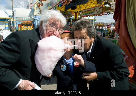 Die Krankies abgebildet mit Frank Carson essen Zuckerwatte auf der Central Pier in Blackpool. Der veteran Komiker und Entertainer waren die Förderung ihrer bevorstehenden zeigen die besten britischen Vielzahl Tour 2008, die auch empfohlene Frank Carson, Cannon & Ball, Paul Daniels, Bruderschaft der Menschen und Jimmy Cricket berechtigt. Das Duo aus Mann und Frau Janette und Ian Hart und als Krankies sie porträtierten Schüler Wee Jimmy Krankie (janette) und Jimmy's Vater (Ian), obwohl in ihrer Komödie Tat Sie auch andere Zeichen darzustellen. Stockfoto