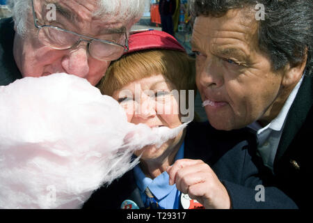 Die Krankies abgebildet mit Frank Carson essen Zuckerwatte auf der Central Pier in Blackpool. Der veteran Komiker und Entertainer waren die Förderung ihrer bevorstehenden zeigen die besten britischen Vielzahl Tour 2008, die auch empfohlene Frank Carson, Cannon & Ball, Paul Daniels, Bruderschaft der Menschen und Jimmy Cricket berechtigt. Das Duo aus Mann und Frau Janette und Ian Hart und als Krankies sie porträtierten Schüler Wee Jimmy Krankie (janette) und Jimmy's Vater (Ian), obwohl in ihrer Komödie Tat Sie auch andere Zeichen darzustellen. Stockfoto