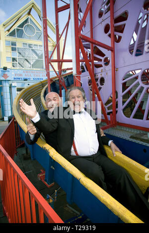 Comedians Tommy Cannon und Bobby Ball abgebildet auf einem Rummelplatz gleiten auf der Central Pier in Blackpool. Der veteran Animateure waren die Förderung ihrer bevorstehenden zeigen die besten britischen Vielzahl Tour 2008, die an den Schauplätzen in England und Wales im August und September läuft. Auch die auf der Rechnung waren Frank Carson, Paul Daniels, Jimmy Cricket, die Krankies und Brüderlichkeit des Menschen. Cannon & Kugel haben ihren Namen in den 70er Jahren auf verschiedenen britischen Fernsehen zeigt. Stockfoto