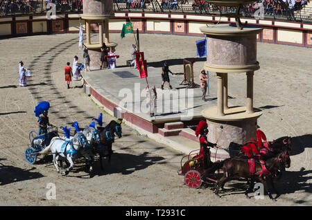 Les Epesses, Frankreich - September‎ ‎ ‎ ‎ 8, 2018: Chariot Pferderennen in einem Lebensgroßen Römischen Stadion in Puy du Fou Stockfoto