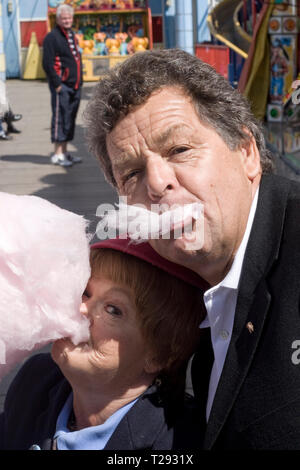 Die abgebildeten Krankies essen Zuckerwatte auf der Central Pier in Blackpool. Der veteran Komiker und Entertainer waren die Förderung ihrer bevorstehenden zeigen die besten britischen Vielzahl Tour 2008, die auch empfohlene Frank Carson, Cannon & Ball, Paul Daniels, Bruderschaft der Menschen und Jimmy Cricket berechtigt. Das Duo aus Mann und Frau Janette und Ian Hart und als Krankies sie porträtierten Schüler Wee Jimmy Krankie (janette) und Jimmy's Vater (Ian), obwohl in ihrer Komödie Tat Sie auch andere Zeichen darzustellen. Stockfoto