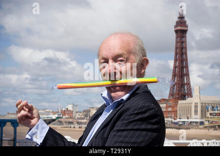 Zauberer und Beschwörer Paul Daniels mit einem Stock von Rock dargestellt auf einem Rummelplatz auf der Central Pier in Blackpool mit der Stadt Turm im Hintergrund. Der veteran Entertainer war die Förderung von seinem bevorstehenden zeigen die besten britischen Vielzahl Tour 2008, die an den Schauplätzen in England und Wales im August und September läuft. Auch die auf der Rechnung waren Frank Carson, Jimmy Cricket, Cannon & Ball, die Krankies und Brüderlichkeit des Menschen. Stockfoto