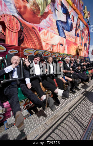 Cannon und Ball, die Krankies, Jimmy Cricket, Frank Carson und Paul Daniels abgebildet auf einem Rummelplatz Fahrt mit der Central Pier in Blackpool. Der veteran Komiker und Entertainer waren die Förderung ihrer bevorstehenden zeigen die besten britischen Vielzahl Tour 2008, die an den Schauplätzen in England und Wales im August und September läuft. Stockfoto