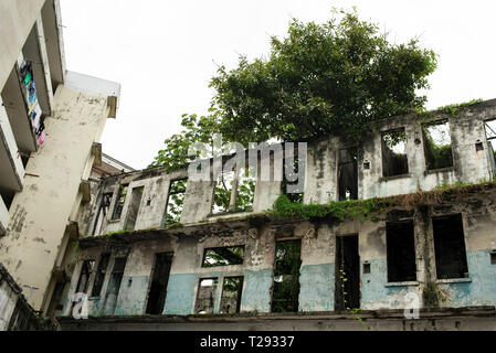 Verfallenes Gebäude neben einem Wohnhaus. Foto von einem Hof in der Casco Viejo, der Altstadt von Panama City, Panama. Okt 2018 Stockfoto