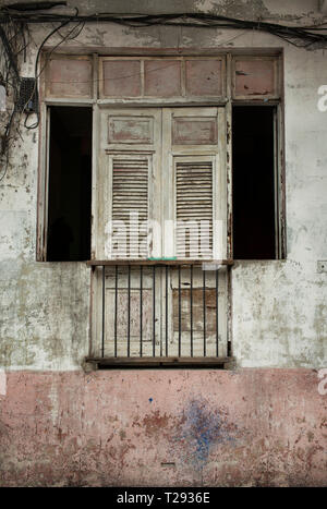 Alte Fassade eines Wohnhauses mit kolonialen Fenster Details. Casco Viejo, der Altstadt von Panama City, Panama. Okt 2018 Stockfoto
