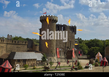 Les Epesses, Frankreich - September‎ ‎ ‎ ‎ 9, 2018: Schloss in Flammen während der Show von Secret de la Lance in Puy du Fou set Stockfoto