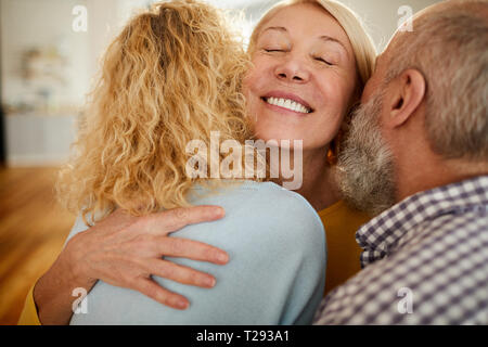 Gerne reife Frau Freunde umarmen Stockfoto