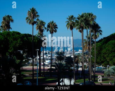 AJAXNETPHOTO. CANNES, Frankreich. - COTE D'AZUR RESORT - BLICK NACH WESTEN ÜBER DIE BUCHT VON CANNES MIT SUPER Yachten und Kreuzfahrtschiffe im Hafen PIERRE CANTO Marina vor Anker. Foto: Jonathan Eastland/AJAX REF: GXR 160210 6293 Stockfoto