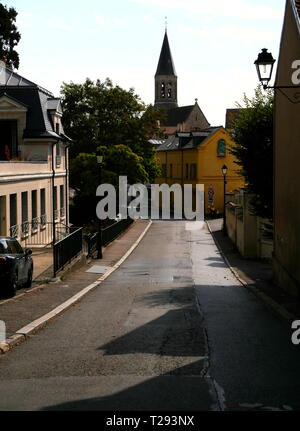 AJAXNETPHOTO. LOUVECIENNES, Frankreich. -Straße, DIE ZU DER KIRCHE EGLISE SAINT-MARTIN IN DER MITTE DES DORFES. Foto: Jonathan Eastland/AJAX REF: GX8 181909 403 Stockfoto