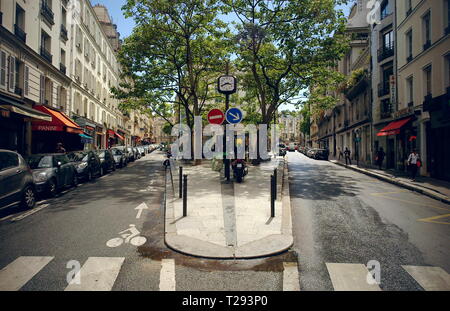 AJAXNETPHOTO. PARIS, Frankreich. - Grünen Straßen-Kreuzung der RUE DU RAVIN UND RUE BRÉA im 6. arrondissement von der RUE NOTRE DAME DES CHAMPS. Foto: Jonathan Eastland/AJAX REF: R 120906 2330 Stockfoto