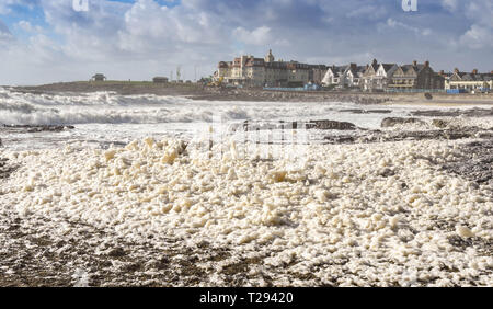 PORTHCAWL, WALES - September 2018: Massen von Sea Foam Blasen an den Strand in Porthcawl, wie die Flut kommt Stockfoto