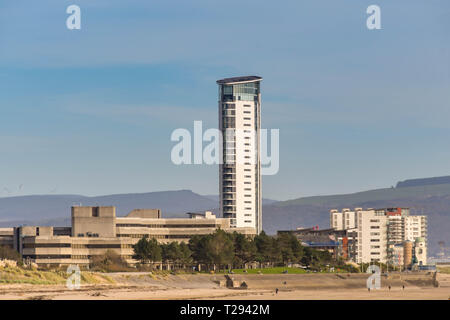 SWANSEA, WALES - Oktober 2018: Das Meer in Swansea mit der County Hall auf der linken und dem Turm im Meridian Quay dominieren die Skyline. Stockfoto