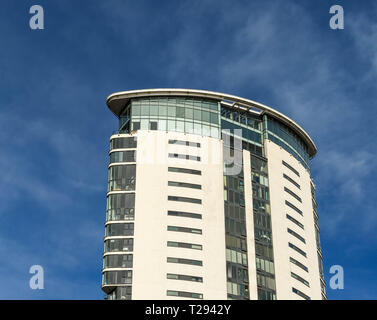 SWANSEA, WALES - Oktober 2018: Der Turm im Meridian Quay in Swansea dominiert die Skyline der Stadt. Stockfoto