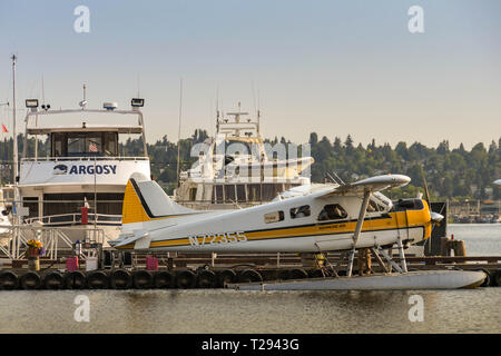 SEATTLE, WA, USA - JUNI 2018: De Havilland Beaver Wasserflugzeug von Kenmore Air auf dem Wasserflugzeug Terminal in der Innenstadt von Seattle Betrieben in der Morgendämmerung. Stockfoto