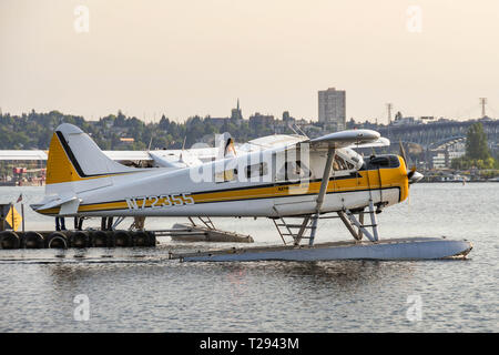 SEATTLE, WA, USA - JUNI 2018: De Havilland Beaver Wasserflugzeug von Kenmore Air betrieben verlassen das wasserflugzeug Terminal in der Innenstadt von Seattle in der Morgendämmerung. Stockfoto