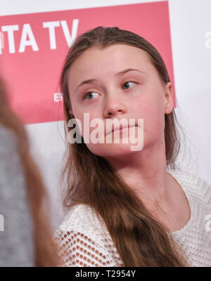 Berlin, Deutschland. 30 Mär, 2019. Die schwedische Umweltaktivist Greta Thunberg bei der Verleihung der Goldenen Kamera. Die Gala findet in Berlin der stillgelegten Flughafen Tempelhof. Foto: Jens Kalaene/dpa/Alamy leben Nachrichten Stockfoto