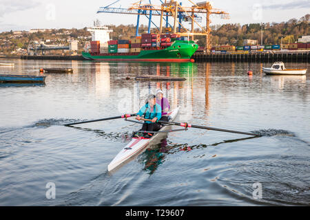 Blackrock, Cork, Irland. 31. März, 2019. Aishling O'Leary, Ballincollig und Claire Ryan, Helena aus auf den Fluss von Cork Yacht Club für Thier coxless Pair sweep Reihe bei Blackrock, Cork, Irland. Quelle: David Creedon/Alamy leben Nachrichten Stockfoto