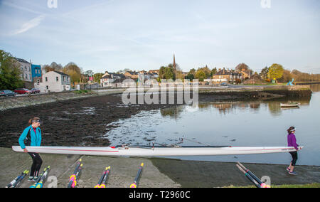 Blackrock, Cork, Irland. 31. März, 2019. Aishling O'Leary, Ballincollig und Claire Ryan, Helena, tragen ihr Boot hinunter zum Wasser in Cork Yacht Club in Blackrock, Cork, Irland. Quelle: David Creedon/Alamy leben Nachrichten Stockfoto