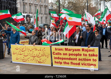 London, Großbritannien. Am 30. März 2019. Mitglieder der Anglo-Iranian Gemeinschaften und Unterstützer des Nationalen Widerstandsrats Iran (NWRI) Rally gegenüber 10 Downing Street. Die Kundgebung in Solidarität mit den iranischen Menschen, die verheerende Verluste aufgrund der zerstörerischen Überschwemmungen im Iran erlitten hatte. Sie forderten von der britischen Regierung, mit der EU zusammenzuarbeiten, um öffentlich auf die iranischen Behörden auffordern, Entlastung zu den betroffenen Gebieten zu versorgen. Credit: Stephen Bell/Alamy Leben Nachrichten. Stockfoto