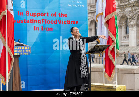 London, Großbritannien. Am 30. März 2019. Mitglieder der Anglo-Iranian Gemeinschaften und Unterstützer des Nationalen Widerstandsrats Iran (NWRI) Rally gegenüber 10 Downing Street. Die Kundgebung in Solidarität mit den iranischen Menschen, die verheerende Verluste aufgrund der zerstörerischen Überschwemmungen im Iran erlitten hatte. Sie forderten von der britischen Regierung, mit der EU zusammenzuarbeiten, um öffentlich auf die iranischen Behörden auffordern, Entlastung zu den betroffenen Gebieten zu versorgen. Credit: Stephen Bell/Alamy Leben Nachrichten. Stockfoto