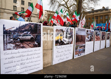 London, Großbritannien. Am 30. März 2019. Mitglieder der Anglo-Iranian Gemeinschaften und Unterstützer des Nationalen Widerstandsrats Iran (NWRI) Rally gegenüber 10 Downing Street. Die Kundgebung in Solidarität mit den iranischen Menschen, die verheerende Verluste aufgrund der zerstörerischen Überschwemmungen im Iran erlitten hatte. Sie forderten von der britischen Regierung, mit der EU zusammenzuarbeiten, um öffentlich auf die iranischen Behörden auffordern, Entlastung zu den betroffenen Gebieten zu versorgen. Credit: Stephen Bell/Alamy Leben Nachrichten. Stockfoto