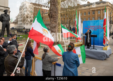 London, Großbritannien. Am 30. März 2019. Mitglieder der Anglo-Iranian Gemeinschaften und Unterstützer des Nationalen Widerstandsrats Iran (NWRI) Rally gegenüber 10 Downing Street. Die Kundgebung in Solidarität mit den iranischen Menschen, die verheerende Verluste aufgrund der zerstörerischen Überschwemmungen im Iran erlitten hatte. Sie forderten von der britischen Regierung, mit der EU zusammenzuarbeiten, um öffentlich auf die iranischen Behörden auffordern, Entlastung zu den betroffenen Gebieten zu versorgen. Credit: Stephen Bell/Alamy Leben Nachrichten. Stockfoto