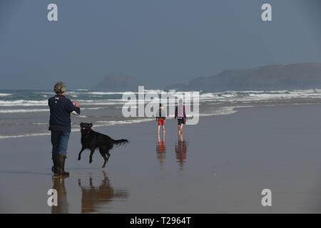 Perranporth, Cornwall, UK. 31. März 2019. UK Wetter. Es war heiß und sonnig, für den ersten Tag des britischen Sommer am Strand von Perranporth, mit Pferd, Reiter, Wanderer und Familien bei, das heiße Wetter am Muttertag. Foto: Simon Maycock/Alamy leben Nachrichten Stockfoto