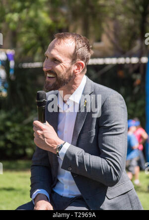 Sydney, Australien. 31 Mär, 2019. Australian football player Mark Schwarzer gibt eine Rede während der offiziellen FIFA-Frauen WM-Trophäe zeigen zuerst Flotte Park in der Nähe des Circular Quay Wharf in Sydney, Australien, am 31. März 2019. Credit: Hu Jingchen/Xinhua/Alamy leben Nachrichten Stockfoto