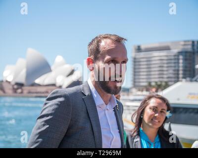 Sydney, Australien. 31 Mär, 2019. Australian football player Mark Schwarzer gibt eine Rede während der offiziellen FIFA-Frauen WM-Trophäe zeigen zuerst Flotte Park in der Nähe des Circular Quay Wharf in Sydney, Australien, am 31. März 2019. Credit: Hu Jingchen/Xinhua/Alamy leben Nachrichten Stockfoto