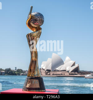 Sydney, Australien. 31 Mär, 2019. Die Trophäe ist während des Offiziellen FIFA-Frauen WM-Trophäe zeigen zuerst Flotte Park in der Nähe des Circular Quay Wharf in Sydney, Australien, am 31. März 2019 gesehen. Credit: Hu Jingchen/Xinhua/Alamy leben Nachrichten Stockfoto