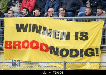 BREDA, 31-03-2019 Fußball, niederländischen Eredivisie Saison 2018 - 2019, Rat Verlegh Stadium, NAC Fans äußern ihre Sorgen während des Spiels NAC Breda - VVV Venlo. Stockfoto