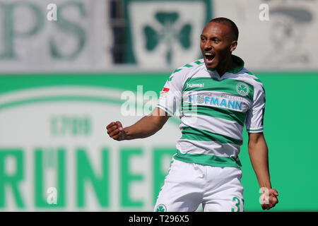 Furth im Wald, Deutschland. 31 Mär, 2019. 2. Fussball Bundesliga, SpVgg Greuther Fürth - Arminia Bielefeld, den 27. Spieltag, im Sportpark Ronhof Thomas Sommer. Die Fürther Julian Green jubelt über sein Tor zum 1:0. Foto: Daniel Karmann/dpa - WICHTIGER HINWEIS: In Übereinstimmung mit den Anforderungen der DFL Deutsche Fußball Liga oder der DFB Deutscher Fußball-Bund ist es untersagt, zu verwenden oder verwendet Fotos im Stadion und/oder das Spiel in Form von Bildern und/oder Videos - wie Foto Sequenzen getroffen haben. Quelle: dpa Picture alliance/Alamy leben Nachrichten Stockfoto