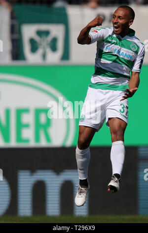 Furth im Wald, Deutschland. 31 Mär, 2019. 2. Fussball Bundesliga, SpVgg Greuther Fürth - Arminia Bielefeld, den 27. Spieltag, im Sportpark Ronhof Thomas Sommer. Die Fürther Julian Green jubelt über sein Tor zum 1:0. Foto: Daniel Karmann/dpa - WICHTIGER HINWEIS: In Übereinstimmung mit den Anforderungen der DFL Deutsche Fußball Liga oder der DFB Deutscher Fußball-Bund ist es untersagt, zu verwenden oder verwendet Fotos im Stadion und/oder das Spiel in Form von Bildern und/oder Videos - wie Foto Sequenzen getroffen haben. Quelle: dpa Picture alliance/Alamy leben Nachrichten Stockfoto