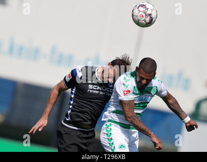 Furth im Wald, Deutschland. 31 Mär, 2019. 2. Fussball Bundesliga, SpVgg Greuther Fürth - Arminia Bielefeld, den 27. Spieltag, im Sportpark Ronhof Thomas Sommer. Daniel Keita-Ruel (r) aus Fürth kämpft mit Manuel Prietl aus Bielefeld für den Ball. Foto: Daniel Karmann/dpa - WICHTIGER HINWEIS: In Übereinstimmung mit den Anforderungen der DFL Deutsche Fußball Liga oder der DFB Deutscher Fußball-Bund ist es untersagt, zu verwenden oder verwendet Fotos im Stadion und/oder das Spiel in Form von Bildern und/oder Videos - wie Foto Sequenzen getroffen haben. Quelle: dpa Picture alliance/Alamy leben Nachrichten Stockfoto