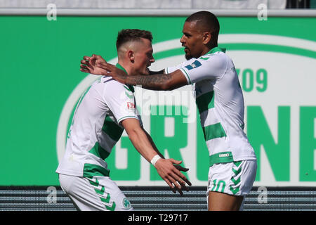 Furth im Wald, Deutschland. 31 Mär, 2019. 2. Fussball Bundesliga, SpVgg Greuther Fürth - Arminia Bielefeld, den 27. Spieltag, im Sportpark Ronhof Thomas Sommer. Daniel Keita-Ruel (r) aus Fürth cheers mit seinem Kollegen Fabian Reese über sein Ziel zu 2-0. Foto: Daniel Karmann/dpa - WICHTIGER HINWEIS: In Übereinstimmung mit den Anforderungen der DFL Deutsche Fußball Liga oder der DFB Deutscher Fußball-Bund ist es untersagt, zu verwenden oder verwendet Fotos im Stadion und/oder das Spiel in Form von Bildern und/oder Videos - wie Foto Sequenzen getroffen haben. Quelle: dpa Picture alliance/Alamy leben Nachrichten Stockfoto