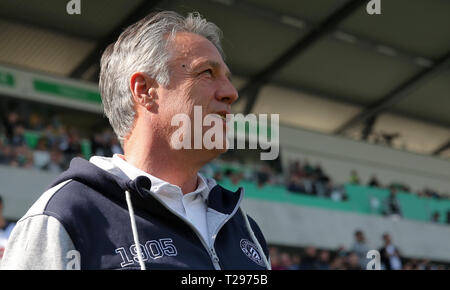 Furth im Wald, Deutschland. 31 Mär, 2019. 2. Fussball Bundesliga, SpVgg Greuther Fürth - Arminia Bielefeld, den 27. Spieltag, im Sportpark Ronhof Thomas Sommer. Der Bielefelder Trainer Uwe Neuhaus steht vor Spiel Beginn auf dem Platz. Foto: Daniel Karmann/dpa - WICHTIGER HINWEIS: In Übereinstimmung mit den Anforderungen der DFL Deutsche Fußball Liga oder der DFB Deutscher Fußball-Bund ist es untersagt, zu verwenden oder verwendet Fotos im Stadion und/oder das Spiel in Form von Bildern und/oder Videos - wie Foto Sequenzen getroffen haben. Quelle: dpa Picture alliance/Alamy leben Nachrichten Stockfoto