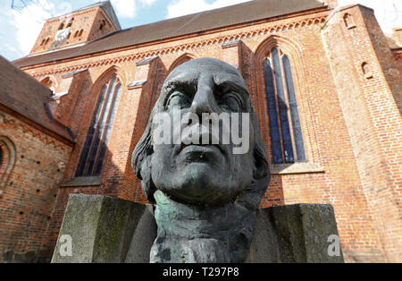 Penzlin, Deutschland. 25 Mär, 2019. Ein Denkmal, erstellt von Walther Preik, erinnert an den Dichter und Übersetzer Homer Johann Heinrich Voss (1751-1826), der in die Schule im Haus des gegenüber Auftraggeber ging. Am 29.03.2019 ein Haus der Literatur wird in der ehemaligen Voss Schulgebäude eröffnet werden. Quelle: Bernd Wüstneck/dpa-Zentralbild/ZB/dpa/Alamy leben Nachrichten Stockfoto