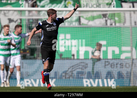 Furth im Wald, Deutschland. 31 Mär, 2019. 2. Fussball Bundesliga, SpVgg Greuther Fürth - Arminia Bielefeld, den 27. Spieltag, im Sportpark Ronhof Thomas Sommer. Fabian Klos aus Bielefeld cheers auf seinem Ziel auf 2:1. Foto: Daniel Karmann/dpa - WICHTIGER HINWEIS: In Übereinstimmung mit den Anforderungen der DFL Deutsche Fußball Liga oder der DFB Deutscher Fußball-Bund ist es untersagt, zu verwenden oder verwendet Fotos im Stadion und/oder das Spiel in Form von Bildern und/oder Videos - wie Foto Sequenzen getroffen haben. Quelle: dpa Picture alliance/Alamy Leben Nachrichten Quelle: dpa Picture alliance/Alamy leben Nachrichten Stockfoto