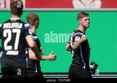 Furth im Wald, Deutschland. 31 Mär, 2019. 2. Fussball Bundesliga, SpVgg Greuther Fürth - Arminia Bielefeld, den 27. Spieltag, im Sportpark Ronhof Thomas Sommer. Fabian Klos (r) aus Bielefeld cheers auf seinem Ziel auf 2:2. Foto: Daniel Karmann/dpa - WICHTIGER HINWEIS: In Übereinstimmung mit den Anforderungen der DFL Deutsche Fußball Liga oder der DFB Deutscher Fußball-Bund ist es untersagt, zu verwenden oder verwendet Fotos im Stadion und/oder das Spiel in Form von Bildern und/oder Videos - wie Foto Sequenzen getroffen haben. Quelle: dpa Picture alliance/Alamy Leben Nachrichten Quelle: dpa Picture alliance/Alamy leben Nachrichten Stockfoto