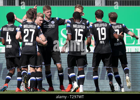 Furth im Wald, Deutschland. 31 Mär, 2019. 2. Fussball Bundesliga, SpVgg Greuther Fürth - Arminia Bielefeld, den 27. Spieltag, im Sportpark Ronhof Thomas Sommer. Fabian Klos (M.) aus Bielefeld jubelt über sein Tor zum 2:2. Foto: Daniel Karmann/dpa - WICHTIGER HINWEIS: In Übereinstimmung mit den Anforderungen der DFL Deutsche Fußball Liga oder der DFB Deutscher Fußball-Bund ist es untersagt, zu verwenden oder verwendet Fotos im Stadion und/oder das Spiel in Form von Bildern und/oder Videos - wie Foto Sequenzen getroffen haben. Quelle: dpa Picture alliance/Alamy Leben Nachrichten Quelle: dpa Bild Stockfoto