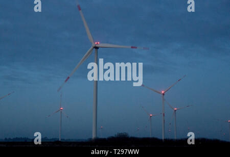 28. März 2019, Schleswig-Holstein, Jardelund: Windkraftanlagen mit Beleuchtung als Hinderniserkennung für Flugzeuge werden in der Nähe der Nordfriesischen Jardelund entfernt. Foto: Carsten Rehder/dpa Stockfoto