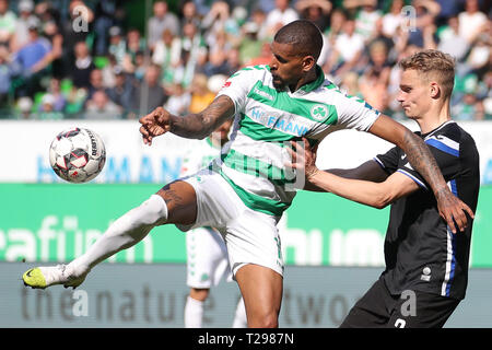 Furth im Wald, Deutschland. 31 Mär, 2019. 2. Fussball Bundesliga, SpVgg Greuther Fürth - Arminia Bielefeld, den 27. Spieltag, im Sportpark Ronhof Thomas Sommer. Daniel Keita-Ruel (l) von Fürth kämpft für den ball mit Amos Pieper aus Bielefeld. Foto: Daniel Karmann/dpa - WICHTIGER HINWEIS: In Übereinstimmung mit den Anforderungen der DFL Deutsche Fußball Liga oder der DFB Deutscher Fußball-Bund ist es untersagt, zu verwenden oder verwendet Fotos im Stadion und/oder das Spiel in Form von Bildern und/oder Videos - wie Foto Sequenzen getroffen haben. Quelle: dpa Picture alliance/Alamy leben Nachrichten Stockfoto