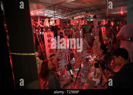 Hongkong, China. 27 Mär, 2019. Menschen besuchen einen Neon Licht Ausstellung in Hong Kong, South China, 27. März 2019. Credit: Lui Siu Wai/Xinhua/Alamy leben Nachrichten Stockfoto