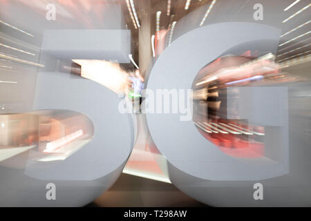 Hannover, Deutschland. 31 Mär, 2019. 31. März 2019, Niedersachsen, Hannover: die Anzeige "5 G" in der 5G-Arena auf der Hannover Messe zu sehen. Vom 1. bis 5. April, auf der Hannover Messe alles rund um die Vernetzung, Lernen, Maschinen und dem Internet der Dinge. (Zoom-out-Effekt mit Flash) Foto: Friso Gentsch/dpa Quelle: dpa Picture alliance/Alamy leben Nachrichten Stockfoto