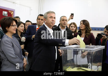 Ankara, Türkei. 31 Mär, 2019. Mansur Yavas, (KWK) Ankara Bürgermeisterkandidat der opposititon Republikanischen People's Party, wirft seinen Stimmzettel in Ankara, Türkei, 31. März 2019. Türkische Wähler sind Position zu den Wahllokalen am Sonntag für Kommunalwahlen, wie Bedenken über hohe Inflation und Wechselkursschwankungen wachsen. Mehr als 57 Millionen Türken in 81 Provinzen, mit mehr als 10 Millionen in der größten Stadt der Türkei, Istanbul, sind geeignet für die Bürgermeister, Nachbarschaft Leiter und die Mitglieder der Gemeinderäte zu stimmen, nach den neuesten Zahlen. (Xinhua / Qin Yanyang) Quelle: Xinhua/Alamy Stockfoto