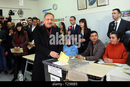 Ankara, Türkei. 31 Mär, 2019. Mehmet Ozhaseki, die herrschende Gerechtigkeit und Entwicklung (AKP) Ankara Bürgermeisterkandidat, wirft seinen Stimmzettel in Ankara, Türkei, 31. März 2019. Türkische Wähler sind Position zu den Wahllokalen am Sonntag für Kommunalwahlen, wie Bedenken über hohe Inflation und Wechselkursschwankungen wachsen. Mehr als 57 Millionen Türken in 81 Provinzen, mit mehr als 10 Millionen in der größten Stadt der Türkei, Istanbul, sind geeignet für die Bürgermeister, Nachbarschaft Leiter und die Mitglieder der Gemeinderäte zu stimmen, nach den neuesten Zahlen. (Xinhua / Qin Yanyang) Quelle: Xinhua/Alam Stockfoto