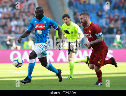 Rom, Italien. 31 Mär, 2019. Serie A Fussball, Roma gegen Napoli; Kalidou Koulibaly Napoli hält weg von Roma der Italienische Mittelfeldspieler Daniele De Rossi Credit: Aktion plus Sport/Alamy leben Nachrichten Stockfoto