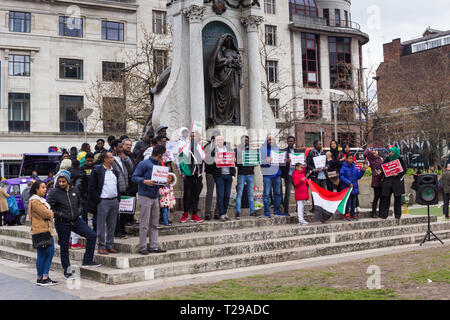 Manchester, Großbritannien. 31 Mär, 2019. Manchester, Großbritannien. 31. März 2019. Demonstranten in Manchester Piccadilly Gardens Stadium eine Demonstration gegen den sudanesischen Präsidenten Omar al-Bashir, nach der er für die Verbrechen, die angeblich in Darfur begangen zu senden, um den Internationalen Strafgerichtshof (ICC). Sudan bestreitet jegliche Gräueltaten und sagt, das ICC nicht erkennen. Präsident Bashir, die Macht in einem Militärputsch 1989 hat, trotzte Opposition fordert angesichts der wirtschaftlichen Not im Sudan zu verstärken. Credit: JY News Images/Alamy leben Nachrichten Stockfoto