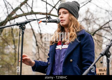 Berlin, Deutschland. 29 Mär, 2019. 29.03.2019, Luisa Neubauer, einer der wichtigsten deutschen die Organisatoren von der "Freitags für Zukunft" Veranstaltung in Berlin. Die schule Streiks für die Einhaltung des Übereinkommens von Paris wurden durch schwedische Schulmädchen Greta eingeleitet und sind heute weltweit. | Verwendung der weltweiten Kredit: dpa/Alamy leben Nachrichten Stockfoto